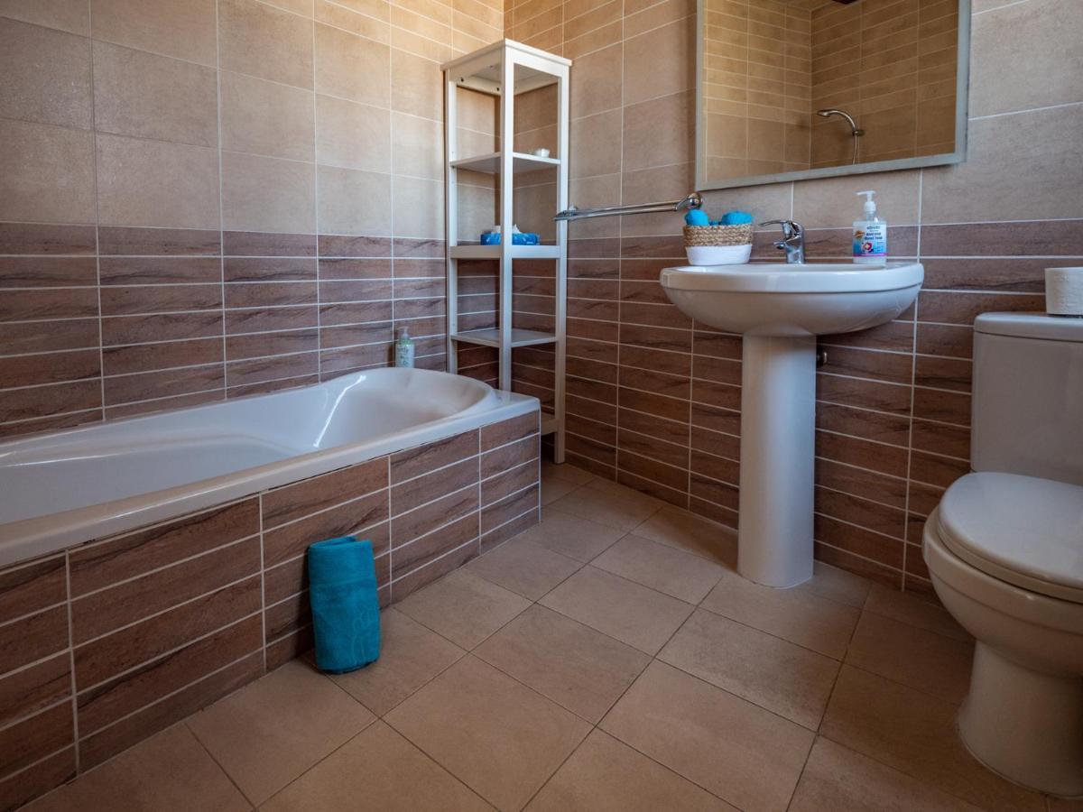 250 Yo Tal-Bambinu Boutique Farmhouse Xaghra Luaran gambar